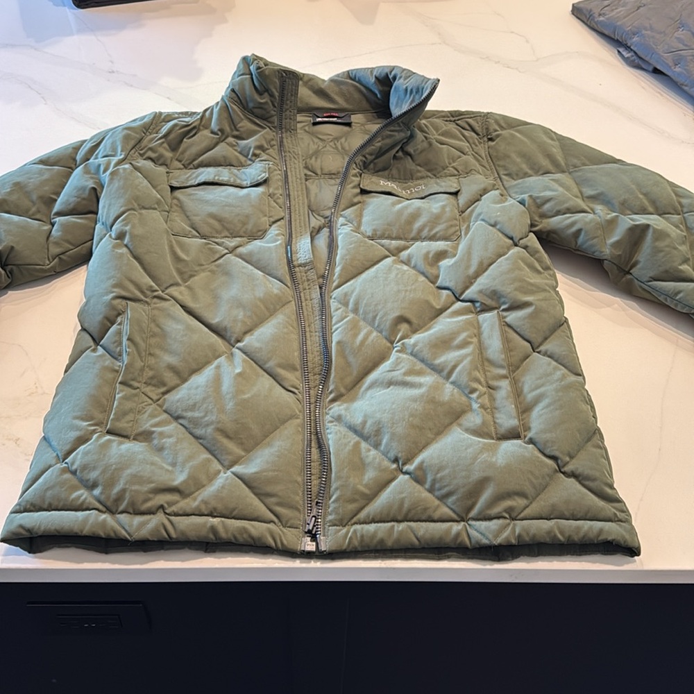 Marmot. Quilted down jacket. Dark Green. Worn less then 5x. Basically brand new